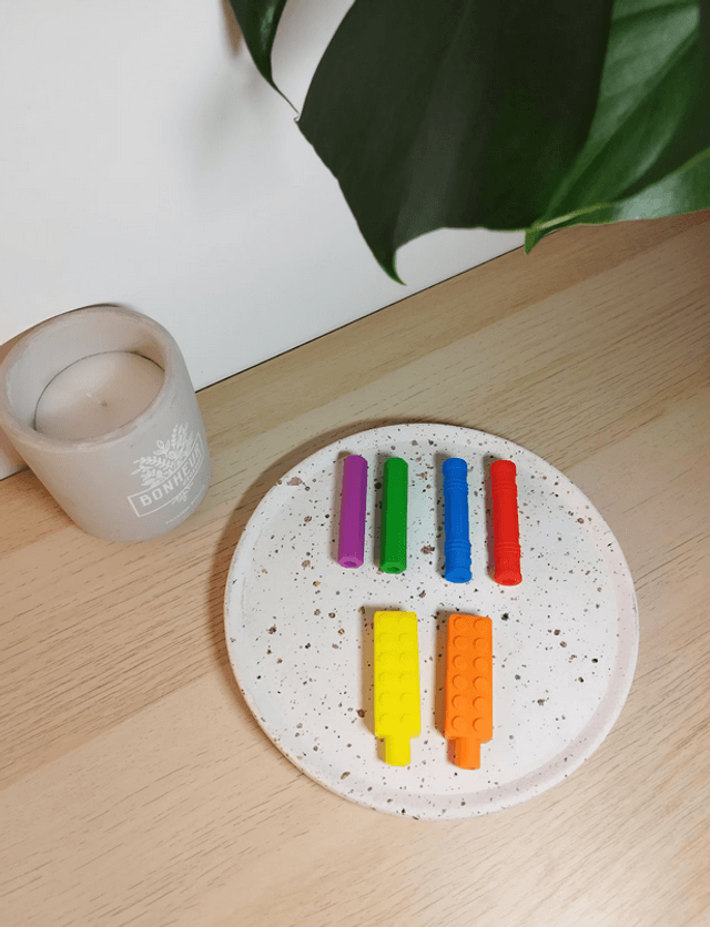 Embout à mâcher en silicone pour stylos et crayons – 6 modèles texturés | Accessoire sensoriel TDAH, TSA, anxiété, stress