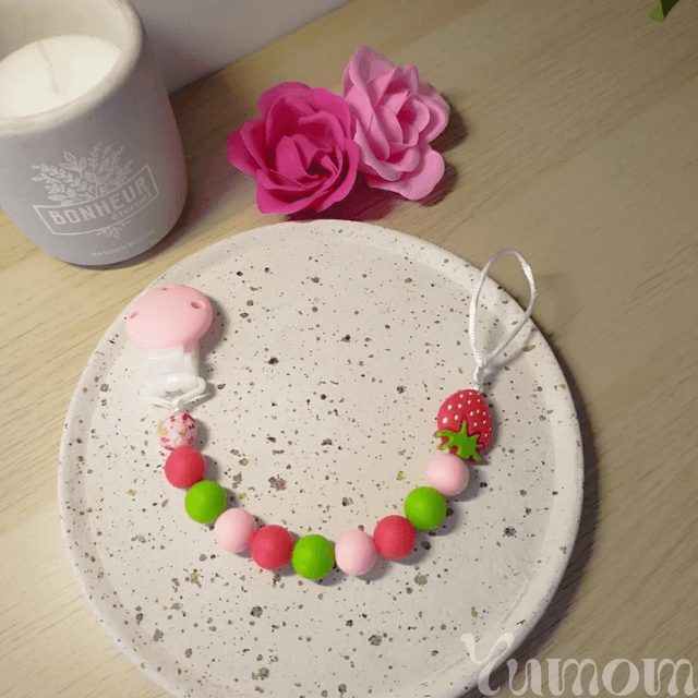 Coffret cadeau de naissance Charlotte aux fraises – Collier d'allaitement, anneau de dentition/hochet et attache tétine assortis 