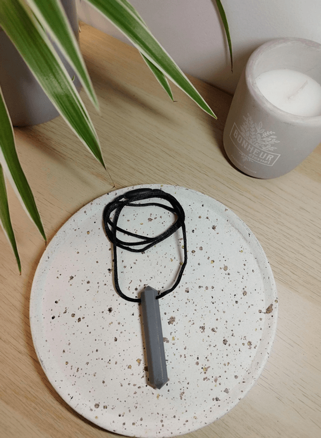 Pendentif à mastiquer en silicone, collier sensoriel et texturé machouilleurs - clé - bambou 