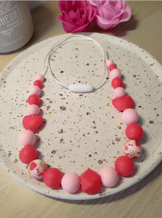 Coffret cadeau de naissance Charlotte aux fraises – Collier d'allaitement, anneau de dentition/hochet et attache tétine assortis 