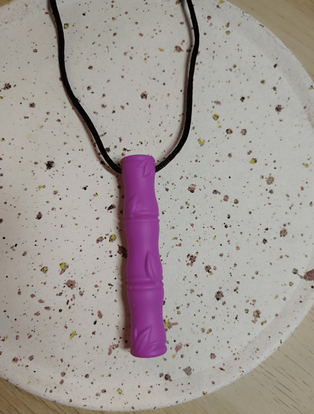 Pendentif à mastiquer en silicone, collier sensoriel et texturé machouilleurs - clé - bambou 