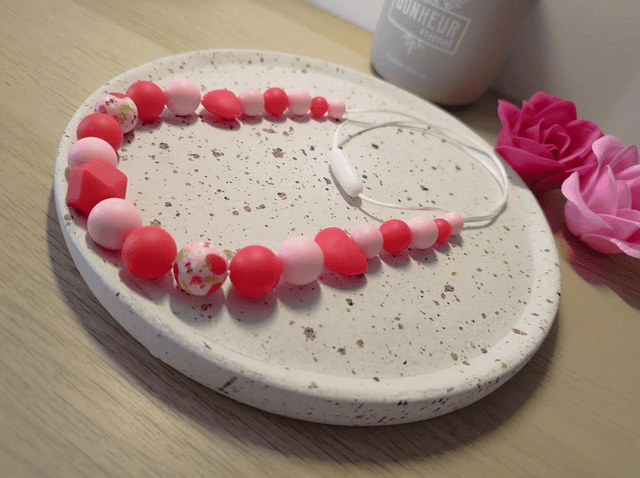 Coffret cadeau de naissance Charlotte aux fraises – Collier d'allaitement, anneau de dentition/hochet et attache tétine assortis 