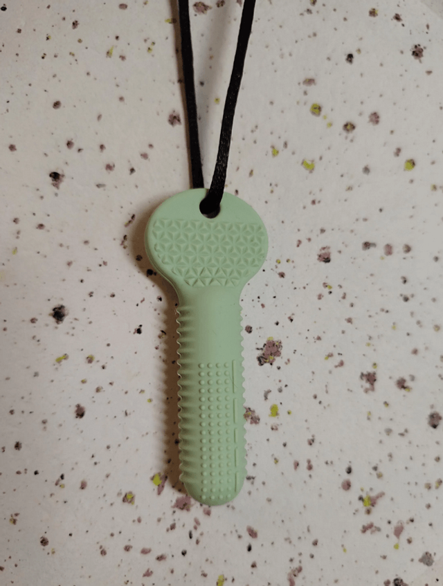 Pendentif à mastiquer en silicone, collier sensoriel et texturé machouilleurs - clé - bambou 
