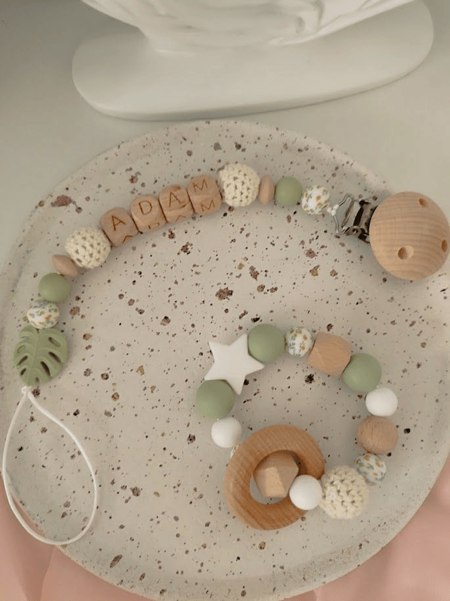 Coffret cadeau de naissance personnalisé – Collier d'allaitement, anneau de dentition / hochet et attache tétine assortis