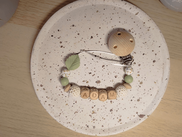 Attache tétine personnalisée - en silicone alimentaire et bois naturel