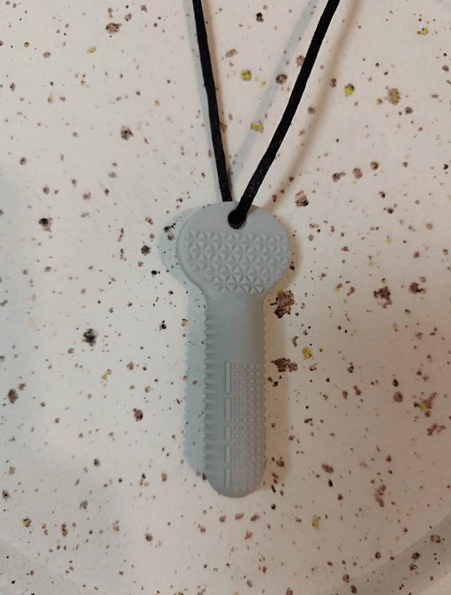 Pendentif à mastiquer en silicone, collier sensoriel et texturé machouilleurs - clé - bambou 