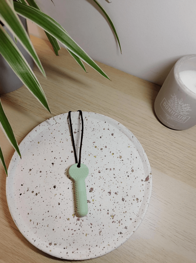Pendentif à mastiquer en silicone, collier sensoriel et texturé machouilleurs - clé - bambou 