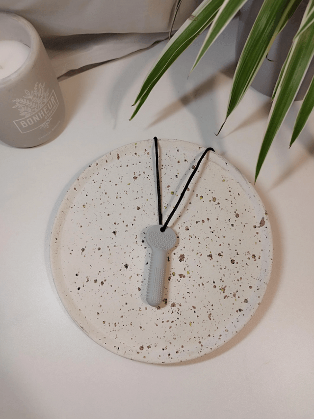 Pendentif à mastiquer en silicone, collier sensoriel et texturé machouilleurs - clé - bambou 