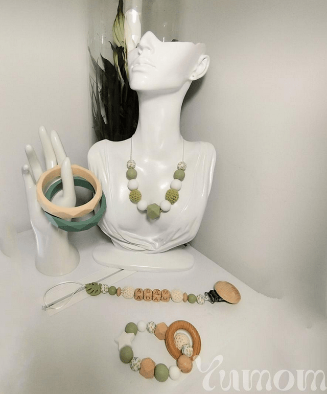 Coffret cadeau de naissance personnalisé – Collier d'allaitement, anneau de dentition / hochet et attache tétine assortis
