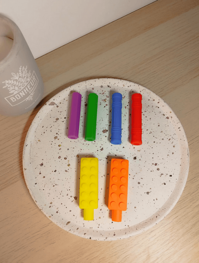 Embout à mâcher en silicone pour stylos et crayons – 6 modèles texturés | Accessoire sensoriel TDAH, TSA, anxiété, stress