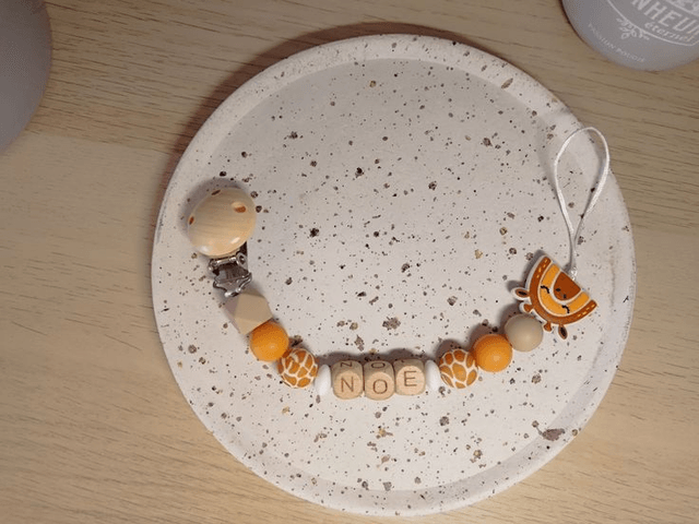 Attache tétine personnalisée - en silicone alimentaire et bois naturel