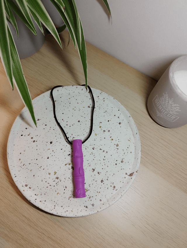 Pendentif à mastiquer en silicone, collier sensoriel et texturé machouilleurs - clé - bambou 