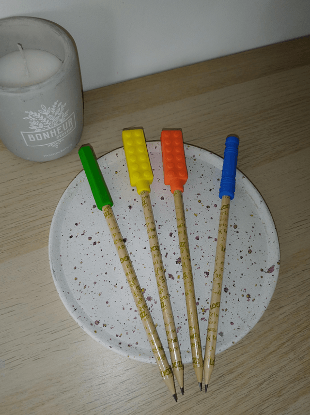 Embout à mâcher en silicone pour stylos et crayons – 6 modèles texturés | Accessoire sensoriel TDAH, TSA, anxiété, stress