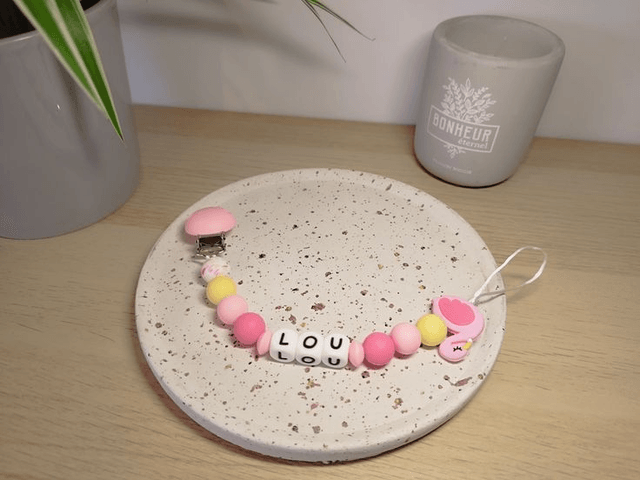 Attache tétine personnalisée - en silicone alimentaire et bois naturel
