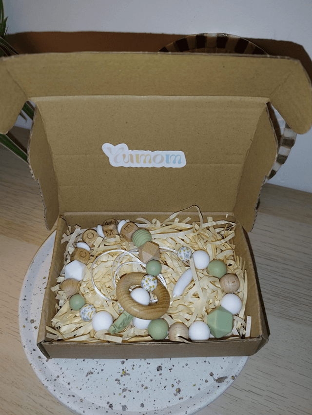 Coffret cadeau de naissance personnalisé – Collier d'allaitement, anneau de dentition / hochet et attache tétine assortis