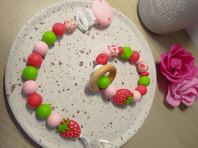Coffret cadeau de naissance Charlotte aux fraises – Collier d'allaitement, anneau de dentition/hochet et attache tétine assortis 