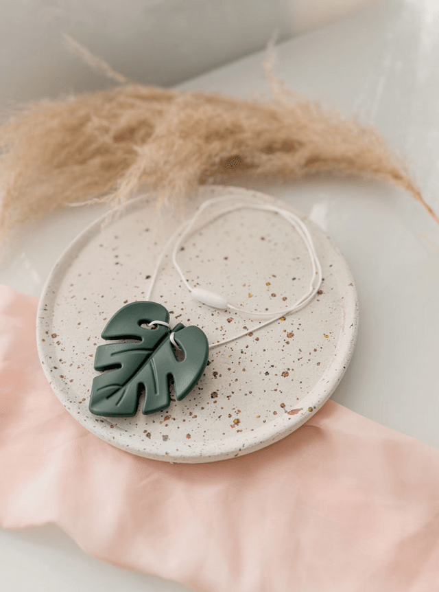 Pendentif feuille de Monstera en silicone, TDAH, TSA, Dys, collier anxiété, collier sensoriel, machouilleurs