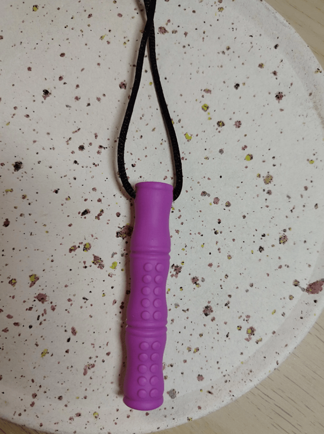 Pendentif à mastiquer en silicone, collier sensoriel et texturé machouilleurs - clé - bambou 