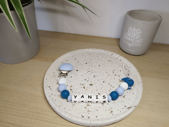 Attache tétine personnalisée - en silicone alimentaire et bois naturel