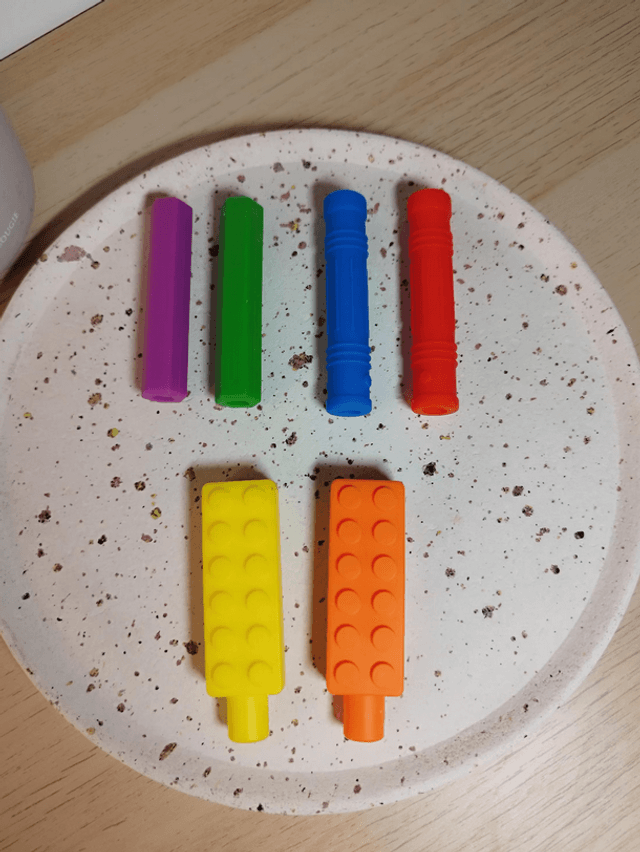 Embout à mâcher en silicone pour stylos et crayons – 6 modèles texturés | Accessoire sensoriel TDAH, TSA, anxiété, stress