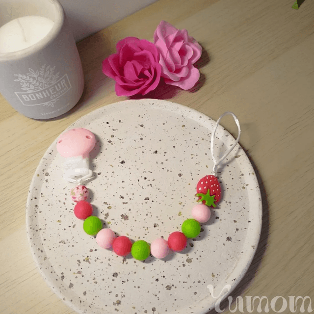 Attache tétine personnalisée - en silicone alimentaire et bois naturel