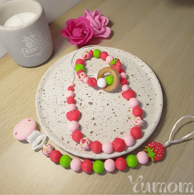 Coffret cadeau de naissance Charlotte aux fraises – Collier d&#039;allaitement, anneau de dentition/hochet et attache tétine assortis 
