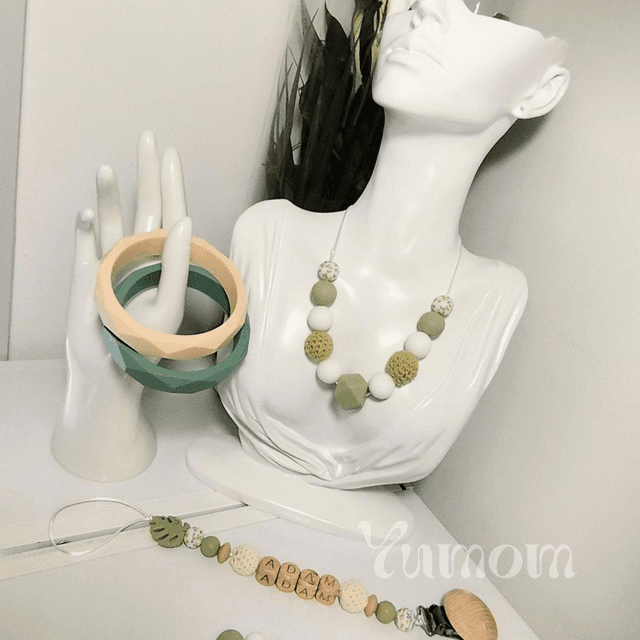 Coffret cadeau de naissance personnalisé – Collier d&#039;allaitement, anneau de dentition / hochet et attache tétine assortis